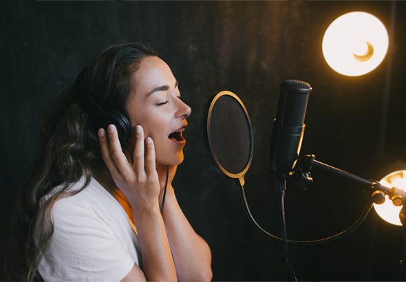 Combining Pop Music and Singing to Create a Fascinating Stage Presence