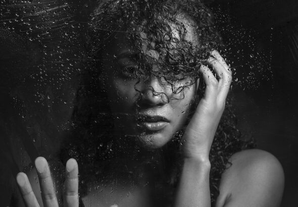 Minimalist Portrait Photography Approaches Emphasizing Emotion Driven Visual Narratives